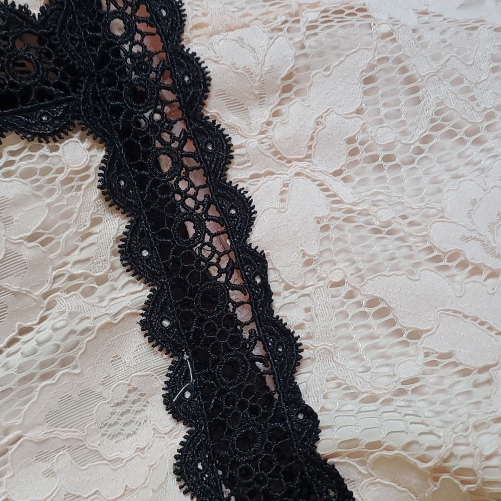 Bebe lace romper - Picture 4 of 10